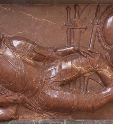 Zdjęcie nr 10: Nagrobek składa się z płyty w kształcie leżącego prostokąta i obramienia architektonicznego. Na płycie jest ukazany mężczyzna w zbroi w pozie na wpół leżącej, wsparty na ugiętej prawej ręce ułożonej na poduszce, ze zgiętymi i skrzyżowanymi nogami. Jego twarz jest przedstawiona frontalnie, oczy zamknięte, długi nos, z wyraźnie zarysowanymi brwiami i zmarszczkami na czole. Włosy ma krótkie, z kręconym lekko czubem, wąsy długie, sumiaste, broda krótka. Ubrany jest w zbroję płytową, z szarfą przewiązaną przez lewe ramię. Zbroja typu husarskiego, składająca się z napierśnika z dwoma folgami brzusznymi pod szyją zakończonego wałkiem w formie sznura, z trzyfolgowych naramienników, nałokci, z sześciofolgowych taszek przypiętych do pasa, nakolanników, nagolenników i butów z ostrogami. W prawej ręce trzyma buławę, lewą opiera na udzie. Przy boku widnieje szabla, a w tle panoplia – topór, miecz, szabla, tarcza i hełm.  
Obramienie wsparte na czterech konsolach – dwóch przyściennych i dwóch wysuniętych, dźwigających cokół z inskrypcją i dwie kolumny przewiązane w połowie opaską z romanizującymi kapitelami. Wieńczący obramienie trójkątny przyczółek jest ujęty kaboszonami i liściastymi akroterionami, a zwieńczony uproszczoną szyszką. W tympanonie wypełnionym wicią roślinną tarcza z godłem herbu Drużyna, zwieńczona hełmem z koroną.     
Na podstawie obramienia inskrypcja &quot;Sebastianus Comes in Wisnicz Lubomirski / Castellanus Woynicensis Sandomiriensis Scepusiensis, Dobciciensis Capitaneus Burgrab(ius) Cracov(iensis) atque Zupparum salinarum Praefectus. / Antiqua fide et virtute Senator Republicae integritatis studiosysimus, Bello et pace clarus; / Obiit 20 Julii Anno MDCXIII aetatis 76; sepullus Cracoviae; Relicta ex conjuge Anna de Ruszcza Branicka progenie. / Monumentum hocce velustate collapsum restaurari atque hic poni curavit. Sophia de Comitibus Branickie comitissa Potocka. / A(NNO) D(OMINI) MDCCCLI&quot;. 