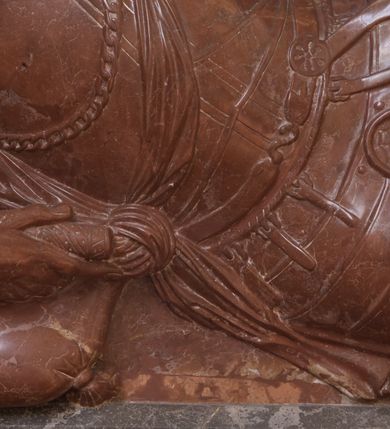 Zdjęcie nr 4: Nagrobek składa się z płyty w kształcie leżącego prostokąta i obramienia architektonicznego. Na płycie jest ukazany mężczyzna w zbroi w pozie na wpół leżącej, wsparty na ugiętej prawej ręce ułożonej na poduszce, ze zgiętymi i skrzyżowanymi nogami. Jego twarz jest przedstawiona frontalnie, oczy zamknięte, długi nos, z wyraźnie zarysowanymi brwiami i zmarszczkami na czole. Włosy ma krótkie, z kręconym lekko czubem, wąsy długie, sumiaste, broda krótka. Ubrany jest w zbroję płytową, z szarfą przewiązaną przez lewe ramię. Zbroja typu husarskiego, składająca się z napierśnika z dwoma folgami brzusznymi pod szyją zakończonego wałkiem w formie sznura, z trzyfolgowych naramienników, nałokci, z sześciofolgowych taszek przypiętych do pasa, nakolanników, nagolenników i butów z ostrogami. W prawej ręce trzyma buławę, lewą opiera na udzie. Przy boku widnieje szabla, a w tle panoplia – topór, miecz, szabla, tarcza i hełm.  
Obramienie wsparte na czterech konsolach – dwóch przyściennych i dwóch wysuniętych, dźwigających cokół z inskrypcją i dwie kolumny przewiązane w połowie opaską z romanizującymi kapitelami. Wieńczący obramienie trójkątny przyczółek jest ujęty kaboszonami i liściastymi akroterionami, a zwieńczony uproszczoną szyszką. W tympanonie wypełnionym wicią roślinną tarcza z godłem herbu Drużyna, zwieńczona hełmem z koroną.     
Na podstawie obramienia inskrypcja &quot;Sebastianus Comes in Wisnicz Lubomirski / Castellanus Woynicensis Sandomiriensis Scepusiensis, Dobciciensis Capitaneus Burgrab(ius) Cracov(iensis) atque Zupparum salinarum Praefectus. / Antiqua fide et virtute Senator Republicae integritatis studiosysimus, Bello et pace clarus; / Obiit 20 Julii Anno MDCXIII aetatis 76; sepullus Cracoviae; Relicta ex conjuge Anna de Ruszcza Branicka progenie. / Monumentum hocce velustate collapsum restaurari atque hic poni curavit. Sophia de Comitibus Branickie comitissa Potocka. / A(NNO) D(OMINI) MDCCCLI&quot;. 