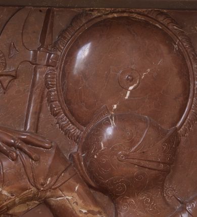 Zdjęcie nr 11: Nagrobek składa się z płyty w kształcie leżącego prostokąta i obramienia architektonicznego. Na płycie jest ukazany mężczyzna w zbroi w pozie na wpół leżącej, wsparty na ugiętej prawej ręce ułożonej na poduszce, ze zgiętymi i skrzyżowanymi nogami. Jego twarz jest przedstawiona frontalnie, oczy zamknięte, długi nos, z wyraźnie zarysowanymi brwiami i zmarszczkami na czole. Włosy ma krótkie, z kręconym lekko czubem, wąsy długie, sumiaste, broda krótka. Ubrany jest w zbroję płytową, z szarfą przewiązaną przez lewe ramię. Zbroja typu husarskiego, składająca się z napierśnika z dwoma folgami brzusznymi pod szyją zakończonego wałkiem w formie sznura, z trzyfolgowych naramienników, nałokci, z sześciofolgowych taszek przypiętych do pasa, nakolanników, nagolenników i butów z ostrogami. W prawej ręce trzyma buławę, lewą opiera na udzie. Przy boku widnieje szabla, a w tle panoplia – topór, miecz, szabla, tarcza i hełm.  
Obramienie wsparte na czterech konsolach – dwóch przyściennych i dwóch wysuniętych, dźwigających cokół z inskrypcją i dwie kolumny przewiązane w połowie opaską z romanizującymi kapitelami. Wieńczący obramienie trójkątny przyczółek jest ujęty kaboszonami i liściastymi akroterionami, a zwieńczony uproszczoną szyszką. W tympanonie wypełnionym wicią roślinną tarcza z godłem herbu Drużyna, zwieńczona hełmem z koroną.     
Na podstawie obramienia inskrypcja &quot;Sebastianus Comes in Wisnicz Lubomirski / Castellanus Woynicensis Sandomiriensis Scepusiensis, Dobciciensis Capitaneus Burgrab(ius) Cracov(iensis) atque Zupparum salinarum Praefectus. / Antiqua fide et virtute Senator Republicae integritatis studiosysimus, Bello et pace clarus; / Obiit 20 Julii Anno MDCXIII aetatis 76; sepullus Cracoviae; Relicta ex conjuge Anna de Ruszcza Branicka progenie. / Monumentum hocce velustate collapsum restaurari atque hic poni curavit. Sophia de Comitibus Branickie comitissa Potocka. / A(NNO) D(OMINI) MDCCCLI&quot;. 