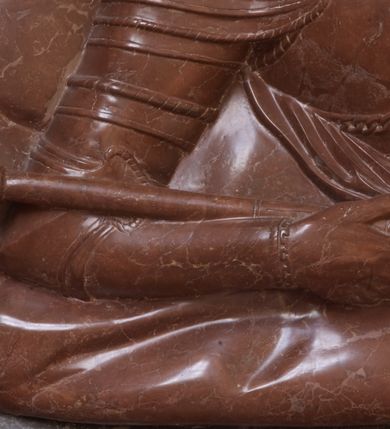 Zdjęcie nr 9: Nagrobek składa się z płyty w kształcie leżącego prostokąta i obramienia architektonicznego. Na płycie jest ukazany mężczyzna w zbroi w pozie na wpół leżącej, wsparty na ugiętej prawej ręce ułożonej na poduszce, ze zgiętymi i skrzyżowanymi nogami. Jego twarz jest przedstawiona frontalnie, oczy zamknięte, długi nos, z wyraźnie zarysowanymi brwiami i zmarszczkami na czole. Włosy ma krótkie, z kręconym lekko czubem, wąsy długie, sumiaste, broda krótka. Ubrany jest w zbroję płytową, z szarfą przewiązaną przez lewe ramię. Zbroja typu husarskiego, składająca się z napierśnika z dwoma folgami brzusznymi pod szyją zakończonego wałkiem w formie sznura, z trzyfolgowych naramienników, nałokci, z sześciofolgowych taszek przypiętych do pasa, nakolanników, nagolenników i butów z ostrogami. W prawej ręce trzyma buławę, lewą opiera na udzie. Przy boku widnieje szabla, a w tle panoplia – topór, miecz, szabla, tarcza i hełm.  
Obramienie wsparte na czterech konsolach – dwóch przyściennych i dwóch wysuniętych, dźwigających cokół z inskrypcją i dwie kolumny przewiązane w połowie opaską z romanizującymi kapitelami. Wieńczący obramienie trójkątny przyczółek jest ujęty kaboszonami i liściastymi akroterionami, a zwieńczony uproszczoną szyszką. W tympanonie wypełnionym wicią roślinną tarcza z godłem herbu Drużyna, zwieńczona hełmem z koroną.     
Na podstawie obramienia inskrypcja &quot;Sebastianus Comes in Wisnicz Lubomirski / Castellanus Woynicensis Sandomiriensis Scepusiensis, Dobciciensis Capitaneus Burgrab(ius) Cracov(iensis) atque Zupparum salinarum Praefectus. / Antiqua fide et virtute Senator Republicae integritatis studiosysimus, Bello et pace clarus; / Obiit 20 Julii Anno MDCXIII aetatis 76; sepullus Cracoviae; Relicta ex conjuge Anna de Ruszcza Branicka progenie. / Monumentum hocce velustate collapsum restaurari atque hic poni curavit. Sophia de Comitibus Branickie comitissa Potocka. / A(NNO) D(OMINI) MDCCCLI&quot;. 