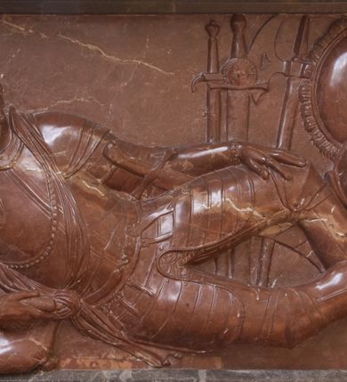 Zdjęcie nr 8: Nagrobek składa się z płyty w kształcie leżącego prostokąta i obramienia architektonicznego. Na płycie jest ukazany mężczyzna w zbroi w pozie na wpół leżącej, wsparty na ugiętej prawej ręce ułożonej na poduszce, ze zgiętymi i skrzyżowanymi nogami. Jego twarz jest przedstawiona frontalnie, oczy zamknięte, długi nos, z wyraźnie zarysowanymi brwiami i zmarszczkami na czole. Włosy ma krótkie, z kręconym lekko czubem, wąsy długie, sumiaste, broda krótka. Ubrany jest w zbroję płytową, z szarfą przewiązaną przez lewe ramię. Zbroja typu husarskiego, składająca się z napierśnika z dwoma folgami brzusznymi pod szyją zakończonego wałkiem w formie sznura, z trzyfolgowych naramienników, nałokci, z sześciofolgowych taszek przypiętych do pasa, nakolanników, nagolenników i butów z ostrogami. W prawej ręce trzyma buławę, lewą opiera na udzie. Przy boku widnieje szabla, a w tle panoplia – topór, miecz, szabla, tarcza i hełm.  
Obramienie wsparte na czterech konsolach – dwóch przyściennych i dwóch wysuniętych, dźwigających cokół z inskrypcją i dwie kolumny przewiązane w połowie opaską z romanizującymi kapitelami. Wieńczący obramienie trójkątny przyczółek jest ujęty kaboszonami i liściastymi akroterionami, a zwieńczony uproszczoną szyszką. W tympanonie wypełnionym wicią roślinną tarcza z godłem herbu Drużyna, zwieńczona hełmem z koroną.     
Na podstawie obramienia inskrypcja "Sebastianus Comes in Wisnicz Lubomirski / Castellanus Woynicensis Sandomiriensis Scepusiensis, Dobciciensis Capitaneus Burgrab(ius) Cracov(iensis) atque Zupparum salinarum Praefectus. / Antiqua fide et virtute Senator Republicae integritatis studiosysimus, Bello et pace clarus; / Obiit 20 Julii Anno MDCXIII aetatis 76; sepullus Cracoviae; Relicta ex conjuge Anna de Ruszcza Branicka progenie. / Monumentum hocce velustate collapsum restaurari atque hic poni curavit. Sophia de Comitibus Branickie comitissa Potocka. / A(NNO) D(OMINI) MDCCCLI". 