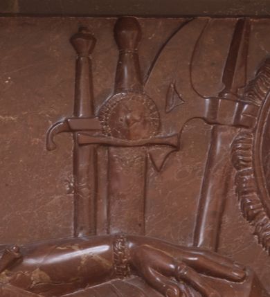 Zdjęcie nr 12: Nagrobek składa się z płyty w kształcie leżącego prostokąta i obramienia architektonicznego. Na płycie jest ukazany mężczyzna w zbroi w pozie na wpół leżącej, wsparty na ugiętej prawej ręce ułożonej na poduszce, ze zgiętymi i skrzyżowanymi nogami. Jego twarz jest przedstawiona frontalnie, oczy zamknięte, długi nos, z wyraźnie zarysowanymi brwiami i zmarszczkami na czole. Włosy ma krótkie, z kręconym lekko czubem, wąsy długie, sumiaste, broda krótka. Ubrany jest w zbroję płytową, z szarfą przewiązaną przez lewe ramię. Zbroja typu husarskiego, składająca się z napierśnika z dwoma folgami brzusznymi pod szyją zakończonego wałkiem w formie sznura, z trzyfolgowych naramienników, nałokci, z sześciofolgowych taszek przypiętych do pasa, nakolanników, nagolenników i butów z ostrogami. W prawej ręce trzyma buławę, lewą opiera na udzie. Przy boku widnieje szabla, a w tle panoplia – topór, miecz, szabla, tarcza i hełm.  
Obramienie wsparte na czterech konsolach – dwóch przyściennych i dwóch wysuniętych, dźwigających cokół z inskrypcją i dwie kolumny przewiązane w połowie opaską z romanizującymi kapitelami. Wieńczący obramienie trójkątny przyczółek jest ujęty kaboszonami i liściastymi akroterionami, a zwieńczony uproszczoną szyszką. W tympanonie wypełnionym wicią roślinną tarcza z godłem herbu Drużyna, zwieńczona hełmem z koroną.     
Na podstawie obramienia inskrypcja "Sebastianus Comes in Wisnicz Lubomirski / Castellanus Woynicensis Sandomiriensis Scepusiensis, Dobciciensis Capitaneus Burgrab(ius) Cracov(iensis) atque Zupparum salinarum Praefectus. / Antiqua fide et virtute Senator Republicae integritatis studiosysimus, Bello et pace clarus; / Obiit 20 Julii Anno MDCXIII aetatis 76; sepullus Cracoviae; Relicta ex conjuge Anna de Ruszcza Branicka progenie. / Monumentum hocce velustate collapsum restaurari atque hic poni curavit. Sophia de Comitibus Branickie comitissa Potocka. / A(NNO) D(OMINI) MDCCCLI". 