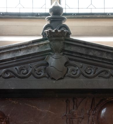 Zdjęcie nr 5: Nagrobek składa się z płyty w kształcie leżącego prostokąta i obramienia architektonicznego. Na płycie jest ukazany mężczyzna w zbroi w pozie na wpół leżącej, wsparty na ugiętej prawej ręce ułożonej na poduszce, ze zgiętymi i skrzyżowanymi nogami. Jego twarz jest przedstawiona frontalnie, oczy zamknięte, długi nos, z wyraźnie zarysowanymi brwiami i zmarszczkami na czole. Włosy ma krótkie, z kręconym lekko czubem, wąsy długie, sumiaste, broda krótka. Ubrany jest w zbroję płytową, z szarfą przewiązaną przez lewe ramię. Zbroja typu husarskiego, składająca się z napierśnika z dwoma folgami brzusznymi pod szyją zakończonego wałkiem w formie sznura, z trzyfolgowych naramienników, nałokci, z sześciofolgowych taszek przypiętych do pasa, nakolanników, nagolenników i butów z ostrogami. W prawej ręce trzyma buławę, lewą opiera na udzie. Przy boku widnieje szabla, a w tle panoplia – topór, miecz, szabla, tarcza i hełm.  
Obramienie wsparte na czterech konsolach – dwóch przyściennych i dwóch wysuniętych, dźwigających cokół z inskrypcją i dwie kolumny przewiązane w połowie opaską z romanizującymi kapitelami. Wieńczący obramienie trójkątny przyczółek jest ujęty kaboszonami i liściastymi akroterionami, a zwieńczony uproszczoną szyszką. W tympanonie wypełnionym wicią roślinną tarcza z godłem herbu Drużyna, zwieńczona hełmem z koroną.     
Na podstawie obramienia inskrypcja "Sebastianus Comes in Wisnicz Lubomirski / Castellanus Woynicensis Sandomiriensis Scepusiensis, Dobciciensis Capitaneus Burgrab(ius) Cracov(iensis) atque Zupparum salinarum Praefectus. / Antiqua fide et virtute Senator Republicae integritatis studiosysimus, Bello et pace clarus; / Obiit 20 Julii Anno MDCXIII aetatis 76; sepullus Cracoviae; Relicta ex conjuge Anna de Ruszcza Branicka progenie. / Monumentum hocce velustate collapsum restaurari atque hic poni curavit. Sophia de Comitibus Branickie comitissa Potocka. / A(NNO) D(OMINI) MDCCCLI". 
