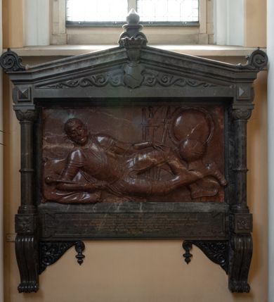 Zdjęcie nr 2: Nagrobek składa się z płyty w kształcie leżącego prostokąta i obramienia architektonicznego. Na płycie jest ukazany mężczyzna w zbroi w pozie na wpół leżącej, wsparty na ugiętej prawej ręce ułożonej na poduszce, ze zgiętymi i skrzyżowanymi nogami. Jego twarz jest przedstawiona frontalnie, oczy zamknięte, długi nos, z wyraźnie zarysowanymi brwiami i zmarszczkami na czole. Włosy ma krótkie, z kręconym lekko czubem, wąsy długie, sumiaste, broda krótka. Ubrany jest w zbroję płytową, z szarfą przewiązaną przez lewe ramię. Zbroja typu husarskiego, składająca się z napierśnika z dwoma folgami brzusznymi pod szyją zakończonego wałkiem w formie sznura, z trzyfolgowych naramienników, nałokci, z sześciofolgowych taszek przypiętych do pasa, nakolanników, nagolenników i butów z ostrogami. W prawej ręce trzyma buławę, lewą opiera na udzie. Przy boku widnieje szabla, a w tle panoplia – topór, miecz, szabla, tarcza i hełm.  
Obramienie wsparte na czterech konsolach – dwóch przyściennych i dwóch wysuniętych, dźwigających cokół z inskrypcją i dwie kolumny przewiązane w połowie opaską z romanizującymi kapitelami. Wieńczący obramienie trójkątny przyczółek jest ujęty kaboszonami i liściastymi akroterionami, a zwieńczony uproszczoną szyszką. W tympanonie wypełnionym wicią roślinną tarcza z godłem herbu Drużyna, zwieńczona hełmem z koroną.     
Na podstawie obramienia inskrypcja "Sebastianus Comes in Wisnicz Lubomirski / Castellanus Woynicensis Sandomiriensis Scepusiensis, Dobciciensis Capitaneus Burgrab(ius) Cracov(iensis) atque Zupparum salinarum Praefectus. / Antiqua fide et virtute Senator Republicae integritatis studiosysimus, Bello et pace clarus; / Obiit 20 Julii Anno MDCXIII aetatis 76; sepullus Cracoviae; Relicta ex conjuge Anna de Ruszcza Branicka progenie. / Monumentum hocce velustate collapsum restaurari atque hic poni curavit. Sophia de Comitibus Branickie comitissa Potocka. / A(NNO) D(OMINI) MDCCCLI". 