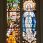 Zdjęcie nr 1: Witraż w drugim przęśle od zachodu, w oknie południowym. Kompozycja w kształcie stojącego prostokąta zamkniętego łukiem ostrym, podzielona pionową laską na dwie części, u góry z maswerkiem o motywie czteroliścia. Witraż ukazuje scenę objawienia się Matki Boskiej w Lourdes. W lewej części Matka Boska stojąca w grocie, w białej sukni, błękitnym płaszczu, przewiązana w pasie szarfą. Na prawej ręce ma zawieszony różaniec, wokół głowy dziesięć gwiazd. Spod stóp Marii wypływa źródło. W prawej części klęcząca św. Bernadeta ubrana w pomarańczową suknię, fioletową chustkę, na głowie biały welon. W tle pejzaż z wschodzącym słońcem. W górnej części dekoracja ornamentalna w postaci geometrycznych rozet. W polu czteroliścia godło z koroną, jabłkiem oraz skrzyżowanym berłem i mieczem. W dolnej części róże tworzące dekoracyjny pas. W prawym dolnym narożu napis: RYS. JAN MIKOŁAJSKI / ODREMONTOWALI / BRACIA PACZKA. U dołu prostokątne, białe pole z napisem: FUNDAVIT HEDVIGIS ORTYŃSKA EMERITA / MAGISTRA SCHOLAE / A.D. 1939 CURA PAROCHI JACOBI MORAJKA. Bogaty modelunek światłocieniowy, żywa kolorystyka.