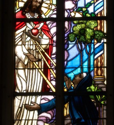 Zdjęcie nr 2: Witraż w oknie południowym prezbiterium, w kształcie stojącego prostokąta zamkniętego łukiem ostrym. Kompozycja podzielona pionową laską na dwie części, u góry z maswerkiem o motywie czworoliścia. W centrum przedstawienie Chrystusa ukazującego się świętej Małgorzacie Marii Alacoque. Ubrany w białą szatę oraz czerwony płaszcz, stoi na mensie ołtarza, którego antependium ozdobione medalionem z literami: IHS. W ręku trzyma gorejące serce. Poniżej klęczy święta ubrana w czarny habit wizytki, u jej stop leży księga. Scena ukazana we wnętrzu. W górnej części kompozycji putta na chmurach. W polu czworoliścia Oko Opatrzności. W dolnej części kompozycji napis: PIAE MEMORIAE AEMILIAE ET STEPHANIAE DE KASPRZAK ORŁYŃSKIE AMANS SOROR HEDWIGIS FUNDAVIT A.D. 1938 PROCURA PAROCHI JACOBI MORAJKA. Całość stylizowana na gobelin z dekoracyjnymi chwostami u dołu.