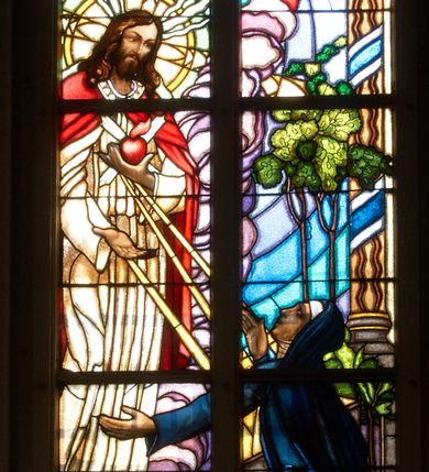 Zdjęcie nr 1: Witraż w oknie południowym prezbiterium, w kształcie stojącego prostokąta zamkniętego łukiem ostrym. Kompozycja podzielona pionową laską na dwie części, u góry z maswerkiem o motywie czworoliścia. W centrum przedstawienie Chrystusa ukazującego się świętej Małgorzacie Marii Alacoque. Ubrany w białą szatę oraz czerwony płaszcz, stoi na mensie ołtarza, którego antependium ozdobione medalionem z literami: IHS. W ręku trzyma gorejące serce. Poniżej klęczy święta ubrana w czarny habit wizytki, u jej stop leży księga. Scena ukazana we wnętrzu. W górnej części kompozycji putta na chmurach. W polu czworoliścia Oko Opatrzności. W dolnej części kompozycji napis: PIAE MEMORIAE AEMILIAE ET STEPHANIAE DE KASPRZAK ORŁYŃSKIE AMANS SOROR HEDWIGIS FUNDAVIT A.D. 1938 PROCURA PAROCHI JACOBI MORAJKA. Całość stylizowana na gobelin z dekoracyjnymi chwostami u dołu.