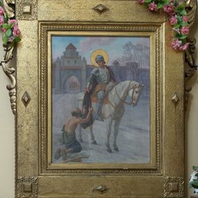 Zdjęcie nr 1: Feretron w formie szerokiej, prostokątnej złoconej ramy umieszczonej na cokole, w którym dwa otwory na drążki służące do przenoszenia. Rama zdobiona ornamentem roślinnym, w narożach prostokątne guzy otoczone ornamentem roślinnym, a pośrodku boków ramy rauty. W zwieńczeniu dwie antytetyczne woluty ozdobione trzema różami. Po bokach motywy liści akantu zakończone kampanullami i cekinami. W polu ramy, pośrodku, umieszczony obraz w kształcie prostokąta z przedstawieniem świętego Marcina z Tours na koniu i żebraka; w tle mury miejskie. 