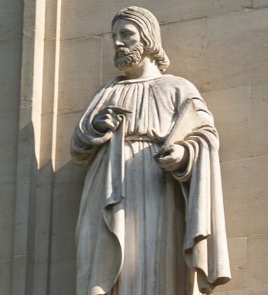 Zdjęcie nr 1: Na konsoli na rzucie ośmioboku, wmurowanej w fasadę kościoła, z uskrzydloną główka anioła, stoi święty ujęty w całej postaci, frontalnie, ubrany długą suknię przepasaną w pasie, o miękkich, pionowych fałdach i płaszcz przerzucony na plecy i oba ramiona, z księgą w lewej dłoni. Twarz oddana sumarycznie, okolona kręconą, krótką brodą, włosy sięgajace szyi. 