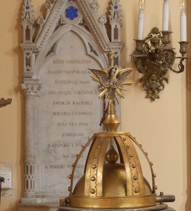 Zdjęcie nr 2: Tablica pamiątkowa w obramieniu w formie neogotyckiej aedikuli ustawionej na konsoli z herbem Branickich. Aedikula jednoosiowa, ujęta kolumnami o kompozytowych kapitelach, ustawionymi na tle pilastrów. Trzony kolumn dołem inkrustowane kolorowym marmurem, wyżej kanelowane. Na kolumnach wsparta trójkątna wimperga zdobiona żabkami i zwieńczona okazałym kwiatonem, flankowana pinaklami. W polu wimpergi dekoracja maswerkowa inkrustowana barwnym marmurem. Na tablicy kuta inskrypcja majuskułowa w języku polskimi: NA CZEŚĆ / MATKI BOSKIEJ / RÓŻAŃCOWEJ / DLA UPROSZENIA OPIEKI / ŻYWYM I UMARŁYM / OŁTARZ TEN / WNUKI I PRAWNUKI / PIOTRA I MELANII / Z SZEMBEKÓW / BRANICKICH / WRAZ Z WIERNEMI PARAFII / KRZESZOWICKIEJ / W ROKU MDCCCLXXII / WZNIEŚLI.