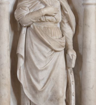 Zdjęcie nr 14: Ołtarza architektoniczny, przyścienny, jednokondygnacyjny, trójosiowy, ze zwieńczeniem. Mensa skrzyniowa z wydzielonym cokołem i gzymsem; antependium zdobione trzema dużymi, inkrustowanymi rozetami, flankowane po bokach rzeźbami umieszczonymi w arkadowych, ostrołukowych, wspartych na kolumienkach niszach. Retabulum prostokątne, płaskie, trójdzielne. W polu środkowym obraz Matki Boskiej z Dzieciątkiem. Po bokach obrazu prostokątne płyciny z dekoracją w formie wazonów z kwiatami i wstęgami. Tło retabulum wypełnione trójbarwną (niebieską, zieloną i bordową) inkrustacją o motywach czteroliścia. W zwieńczeniu ołtarza kolisty obraz Święta Rodzina, ujęty ażurową, drewnianą ramą (pochodzącą zapewne ze starszego ołtarza) o motywach okuciowych (pierwsza połowa XVII wieku). Po jego bokach skrzydlate aniołki ustawione na postumentach.