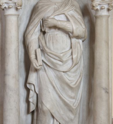 Zdjęcie nr 4: Ołtarza architektoniczny, przyścienny, jednokondygnacyjny, trójosiowy, ze zwieńczeniem. Mensa skrzyniowa z wydzielonym cokołem i gzymsem; antependium zdobione trzema dużymi, inkrustowanymi rozetami, flankowane po bokach rzeźbami umieszczonymi w arkadowych, ostrołukowych, wspartych na kolumienkach niszach. Retabulum prostokątne, płaskie, trójdzielne. W polu środkowym obraz Matki Boskiej z Dzieciątkiem. Po bokach obrazu prostokątne płyciny z dekoracją w formie wazonów z kwiatami i wstęgami. Tło retabulum wypełnione trójbarwną (niebieską, zieloną i bordową) inkrustacją o motywach czteroliścia. W zwieńczeniu ołtarza kolisty obraz Święta Rodzina, ujęty ażurową, drewnianą ramą (pochodzącą zapewne ze starszego ołtarza) o motywach okuciowych (pierwsza połowa XVII wieku). Po jego bokach skrzydlate aniołki ustawione na postumentach.