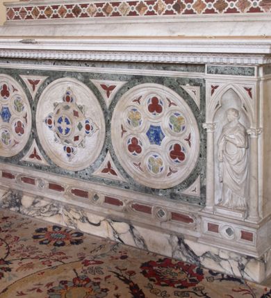 Zdjęcie nr 5: Ołtarza architektoniczny, przyścienny, jednokondygnacyjny, trójosiowy, ze zwieńczeniem. Mensa skrzyniowa z wydzielonym cokołem i gzymsem; antependium zdobione trzema dużymi, inkrustowanymi rozetami, flankowane po bokach rzeźbami umieszczonymi w arkadowych, ostrołukowych, wspartych na kolumienkach niszach. Retabulum prostokątne, płaskie, trójdzielne. W polu środkowym obraz Matki Boskiej z Dzieciątkiem. Po bokach obrazu prostokątne płyciny z dekoracją w formie wazonów z kwiatami i wstęgami. Tło retabulum wypełnione trójbarwną (niebieską, zieloną i bordową) inkrustacją o motywach czteroliścia. W zwieńczeniu ołtarza kolisty obraz Święta Rodzina, ujęty ażurową, drewnianą ramą (pochodzącą zapewne ze starszego ołtarza) o motywach okuciowych (pierwsza połowa XVII wieku). Po jego bokach skrzydlate aniołki ustawione na postumentach.