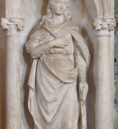 Zdjęcie nr 13: Ołtarza architektoniczny, przyścienny, jednokondygnacyjny, trójosiowy, ze zwieńczeniem. Mensa skrzyniowa z wydzielonym cokołem i gzymsem; antependium zdobione trzema dużymi, inkrustowanymi rozetami, flankowane po bokach rzeźbami umieszczonymi w arkadowych, ostrołukowych, wspartych na kolumienkach niszach. Retabulum prostokątne, płaskie, trójdzielne. W polu środkowym obraz Matki Boskiej z Dzieciątkiem. Po bokach obrazu prostokątne płyciny z dekoracją w formie wazonów z kwiatami i wstęgami. Tło retabulum wypełnione trójbarwną (niebieską, zieloną i bordową) inkrustacją o motywach czteroliścia. W zwieńczeniu ołtarza kolisty obraz Święta Rodzina, ujęty ażurową, drewnianą ramą (pochodzącą zapewne ze starszego ołtarza) o motywach okuciowych (pierwsza połowa XVII wieku). Po jego bokach skrzydlate aniołki ustawione na postumentach.