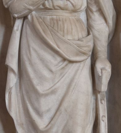 Zdjęcie nr 15: Ołtarza architektoniczny, przyścienny, jednokondygnacyjny, trójosiowy, ze zwieńczeniem. Mensa skrzyniowa z wydzielonym cokołem i gzymsem; antependium zdobione trzema dużymi, inkrustowanymi rozetami, flankowane po bokach rzeźbami umieszczonymi w arkadowych, ostrołukowych, wspartych na kolumienkach niszach. Retabulum prostokątne, płaskie, trójdzielne. W polu środkowym obraz Matki Boskiej z Dzieciątkiem. Po bokach obrazu prostokątne płyciny z dekoracją w formie wazonów z kwiatami i wstęgami. Tło retabulum wypełnione trójbarwną (niebieską, zieloną i bordową) inkrustacją o motywach czteroliścia. W zwieńczeniu ołtarza kolisty obraz Święta Rodzina, ujęty ażurową, drewnianą ramą (pochodzącą zapewne ze starszego ołtarza) o motywach okuciowych (pierwsza połowa XVII wieku). Po jego bokach skrzydlate aniołki ustawione na postumentach.