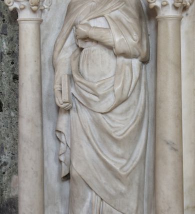 Zdjęcie nr 3: Ołtarza architektoniczny, przyścienny, jednokondygnacyjny, trójosiowy, ze zwieńczeniem. Mensa skrzyniowa z wydzielonym cokołem i gzymsem; antependium zdobione trzema dużymi, inkrustowanymi rozetami, flankowane po bokach rzeźbami umieszczonymi w arkadowych, ostrołukowych, wspartych na kolumienkach niszach. Retabulum prostokątne, płaskie, trójdzielne. W polu środkowym obraz Matki Boskiej z Dzieciątkiem. Po bokach obrazu prostokątne płyciny z dekoracją w formie wazonów z kwiatami i wstęgami. Tło retabulum wypełnione trójbarwną (niebieską, zieloną i bordową) inkrustacją o motywach czteroliścia. W zwieńczeniu ołtarza kolisty obraz Święta Rodzina, ujęty ażurową, drewnianą ramą (pochodzącą zapewne ze starszego ołtarza) o motywach okuciowych (pierwsza połowa XVII wieku). Po jego bokach skrzydlate aniołki ustawione na postumentach.