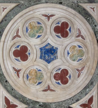 Zdjęcie nr 6: Ołtarza architektoniczny, przyścienny, jednokondygnacyjny, trójosiowy, ze zwieńczeniem. Mensa skrzyniowa z wydzielonym cokołem i gzymsem; antependium zdobione trzema dużymi, inkrustowanymi rozetami, flankowane po bokach rzeźbami umieszczonymi w arkadowych, ostrołukowych, wspartych na kolumienkach niszach. Retabulum prostokątne, płaskie, trójdzielne. W polu środkowym obraz Matki Boskiej z Dzieciątkiem. Po bokach obrazu prostokątne płyciny z dekoracją w formie wazonów z kwiatami i wstęgami. Tło retabulum wypełnione trójbarwną (niebieską, zieloną i bordową) inkrustacją o motywach czteroliścia. W zwieńczeniu ołtarza kolisty obraz Święta Rodzina, ujęty ażurową, drewnianą ramą (pochodzącą zapewne ze starszego ołtarza) o motywach okuciowych (pierwsza połowa XVII wieku). Po jego bokach skrzydlate aniołki ustawione na postumentach.