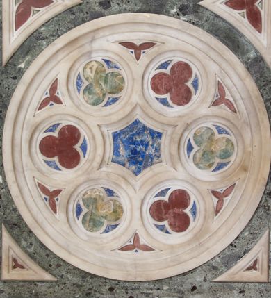 Zdjęcie nr 7: Ołtarza architektoniczny, przyścienny, jednokondygnacyjny, trójosiowy, ze zwieńczeniem. Mensa skrzyniowa z wydzielonym cokołem i gzymsem; antependium zdobione trzema dużymi, inkrustowanymi rozetami, flankowane po bokach rzeźbami umieszczonymi w arkadowych, ostrołukowych, wspartych na kolumienkach niszach. Retabulum prostokątne, płaskie, trójdzielne. W polu środkowym obraz Matki Boskiej z Dzieciątkiem. Po bokach obrazu prostokątne płyciny z dekoracją w formie wazonów z kwiatami i wstęgami. Tło retabulum wypełnione trójbarwną (niebieską, zieloną i bordową) inkrustacją o motywach czteroliścia. W zwieńczeniu ołtarza kolisty obraz Święta Rodzina, ujęty ażurową, drewnianą ramą (pochodzącą zapewne ze starszego ołtarza) o motywach okuciowych (pierwsza połowa XVII wieku). Po jego bokach skrzydlate aniołki ustawione na postumentach.