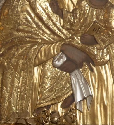 Zdjęcie nr 9: Ołtarza architektoniczny, przyścienny, jednokondygnacyjny, trójosiowy, ze zwieńczeniem. Mensa skrzyniowa z wydzielonym cokołem i gzymsem; antependium zdobione trzema dużymi, inkrustowanymi rozetami, flankowane po bokach rzeźbami umieszczonymi w arkadowych, ostrołukowych, wspartych na kolumienkach niszach. Retabulum prostokątne, płaskie, trójdzielne. W polu środkowym obraz Matki Boskiej z Dzieciątkiem. Po bokach obrazu prostokątne płyciny z dekoracją w formie wazonów z kwiatami i wstęgami. Tło retabulum wypełnione trójbarwną (niebieską, zieloną i bordową) inkrustacją o motywach czteroliścia. W zwieńczeniu ołtarza kolisty obraz Święta Rodzina, ujęty ażurową, drewnianą ramą (pochodzącą zapewne ze starszego ołtarza) o motywach okuciowych (pierwsza połowa XVII wieku). Po jego bokach skrzydlate aniołki ustawione na postumentach.