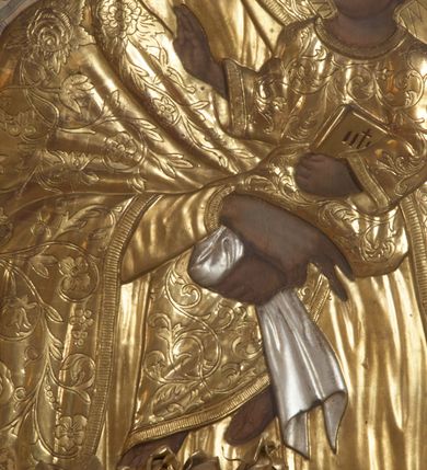 Zdjęcie nr 10: Ołtarza architektoniczny, przyścienny, jednokondygnacyjny, trójosiowy, ze zwieńczeniem. Mensa skrzyniowa z wydzielonym cokołem i gzymsem; antependium zdobione trzema dużymi, inkrustowanymi rozetami, flankowane po bokach rzeźbami umieszczonymi w arkadowych, ostrołukowych, wspartych na kolumienkach niszach. Retabulum prostokątne, płaskie, trójdzielne. W polu środkowym obraz Matki Boskiej z Dzieciątkiem. Po bokach obrazu prostokątne płyciny z dekoracją w formie wazonów z kwiatami i wstęgami. Tło retabulum wypełnione trójbarwną (niebieską, zieloną i bordową) inkrustacją o motywach czteroliścia. W zwieńczeniu ołtarza kolisty obraz Święta Rodzina, ujęty ażurową, drewnianą ramą (pochodzącą zapewne ze starszego ołtarza) o motywach okuciowych (pierwsza połowa XVII wieku). Po jego bokach skrzydlate aniołki ustawione na postumentach.