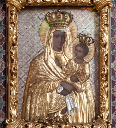 Zdjęcie nr 2: Ołtarza architektoniczny, przyścienny, jednokondygnacyjny, trójosiowy, ze zwieńczeniem. Mensa skrzyniowa z wydzielonym cokołem i gzymsem; antependium zdobione trzema dużymi, inkrustowanymi rozetami, flankowane po bokach rzeźbami umieszczonymi w arkadowych, ostrołukowych, wspartych na kolumienkach niszach. Retabulum prostokątne, płaskie, trójdzielne. W polu środkowym obraz Matki Boskiej z Dzieciątkiem. Po bokach obrazu prostokątne płyciny z dekoracją w formie wazonów z kwiatami i wstęgami. Tło retabulum wypełnione trójbarwną (niebieską, zieloną i bordową) inkrustacją o motywach czteroliścia. W zwieńczeniu ołtarza kolisty obraz Święta Rodzina, ujęty ażurową, drewnianą ramą (pochodzącą zapewne ze starszego ołtarza) o motywach okuciowych (pierwsza połowa XVII wieku). Po jego bokach skrzydlate aniołki ustawione na postumentach.