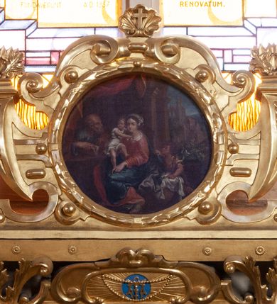 Zdjęcie nr 11: Ołtarza architektoniczny, przyścienny, jednokondygnacyjny, trójosiowy, ze zwieńczeniem. Mensa skrzyniowa z wydzielonym cokołem i gzymsem; antependium zdobione trzema dużymi, inkrustowanymi rozetami, flankowane po bokach rzeźbami umieszczonymi w arkadowych, ostrołukowych, wspartych na kolumienkach niszach. Retabulum prostokątne, płaskie, trójdzielne. W polu środkowym obraz Matki Boskiej z Dzieciątkiem. Po bokach obrazu prostokątne płyciny z dekoracją w formie wazonów z kwiatami i wstęgami. Tło retabulum wypełnione trójbarwną (niebieską, zieloną i bordową) inkrustacją o motywach czteroliścia. W zwieńczeniu ołtarza kolisty obraz Święta Rodzina, ujęty ażurową, drewnianą ramą (pochodzącą zapewne ze starszego ołtarza) o motywach okuciowych (pierwsza połowa XVII wieku). Po jego bokach skrzydlate aniołki ustawione na postumentach.