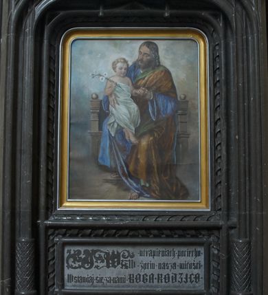 Zdjęcie nr 1: Nastawa przyścienna, architektoniczna, w kształcie prostokąta, jednoosiowa. W formie późnogotyckiego portalu o otworze wejściowym prostokątnym o zaokrąglonych narożach, ujętym cienkimi kolumienkami na cylindrycznych cokołach oraz laskowaniem, przechodzącymi na prostokątne nadproże z krzyżującymi się laskami. W polu środkowym obraz z przedstawieniem siedzącego na tronie świętego Józefa z Dzieciątkiem na kolanach. Obraz w obramieniu z motywem pręta owiniętego spiralną taśmą. Poniżej prostokątna płyta w takim samym obramieniu, z inskrypcją po polsku, literami stylizowanymi na gotyckie: BOGARODZICO. 