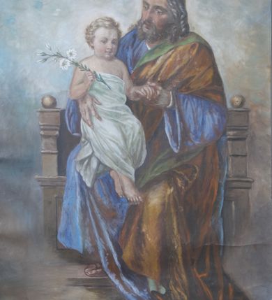 Zdjęcie nr 2: Nastawa przyścienna, architektoniczna, w kształcie prostokąta, jednoosiowa. W formie późnogotyckiego portalu o otworze wejściowym prostokątnym o zaokrąglonych narożach, ujętym cienkimi kolumienkami na cylindrycznych cokołach oraz laskowaniem, przechodzącymi na prostokątne nadproże z krzyżującymi się laskami. W polu środkowym obraz z przedstawieniem siedzącego na tronie świętego Józefa z Dzieciątkiem na kolanach. Obraz w obramieniu z motywem pręta owiniętego spiralną taśmą. Poniżej prostokątna płyta w takim samym obramieniu, z inskrypcją po polsku, literami stylizowanymi na gotyckie: BOGARODZICO. 