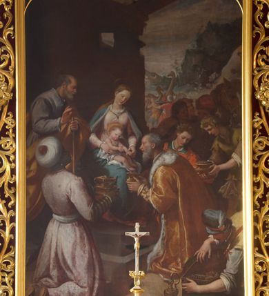 Zdjęcie nr 6: Ołtarz architektoniczny, przyścienny, jednokondygnacyjny, ze zwieńczeniem. Antependium prostokątne, zdobione płycinami z motywami maswrków. Nastawa jednoosiowa, z wydzieloną predellą, w której trzy prostokątne płyciny z dekoracją motywami maswerków, flankowana dwoma nadwieszonymi na konsolach, wielobocznym filarami, na których rzeźby uskrzydlonych aniołów stojących pod baldachimami zwieńczonymi pinaklami. W polu środkowym retabulum nisza prostokątna zamknięta łukiem odcinkowym, ujęta złoconą profilowaną ramą, w której w ażurowym rzeźbionym obramieniu obraz Hołd Trzech Króli. Zwieńczenie ołtarza dwustrefowe, trójkątne, ażurowe, z motywami maswerków, na osi z rodzajem aedikuli flankowanej pinaklami, w której rzeźba świętego Marcina pod baldachimem z pinaklem.