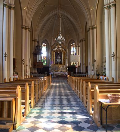 Zdjęcie nr 2: Ołtarz architektoniczny, przyścienny, jednokondygnacyjny, ze zwieńczeniem. Antependium prostokątne, zdobione płycinami z motywami maswrków. Nastawa jednoosiowa, z wydzieloną predellą, w której trzy prostokątne płyciny z dekoracją motywami maswerków, flankowana dwoma nadwieszonymi na konsolach, wielobocznym filarami, na których rzeźby uskrzydlonych aniołów stojących pod baldachimami zwieńczonymi pinaklami. W polu środkowym retabulum nisza prostokątna zamknięta łukiem odcinkowym, ujęta złoconą profilowaną ramą, w której w ażurowym rzeźbionym obramieniu obraz Hołd Trzech Króli. Zwieńczenie ołtarza dwustrefowe, trójkątne, ażurowe, z motywami maswerków, na osi z rodzajem aedikuli flankowanej pinaklami, w której rzeźba świętego Marcina pod baldachimem z pinaklem.