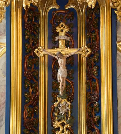 Zdjęcie nr 3: Ołtarz architektoniczny, przyścienny, jednokondygnacyjny, ze zwieńczeniem. Antependium prostokątne, zdobione płycinami z motywami maswrków. Nastawa jednoosiowa, z wydzieloną predellą, w której trzy prostokątne płyciny z dekoracją motywami maswerków, flankowana dwoma nadwieszonymi na konsolach, wielobocznym filarami, na których rzeźby uskrzydlonych aniołów stojących pod baldachimami zwieńczonymi pinaklami. W polu środkowym retabulum nisza prostokątna zamknięta łukiem odcinkowym, ujęta złoconą profilowaną ramą, w której w ażurowym rzeźbionym obramieniu obraz Hołd Trzech Króli. Zwieńczenie ołtarza dwustrefowe, trójkątne, ażurowe, z motywami maswerków, na osi z rodzajem aedikuli flankowanej pinaklami, w której rzeźba świętego Marcina pod baldachimem z pinaklem.