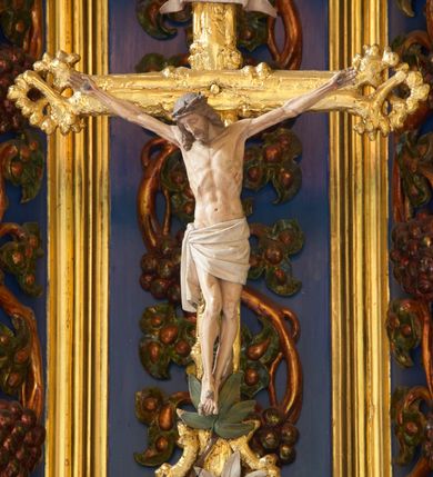 Zdjęcie nr 4: Ołtarz architektoniczny, przyścienny, jednokondygnacyjny, ze zwieńczeniem. Antependium prostokątne, zdobione płycinami z motywami maswrków. Nastawa jednoosiowa, z wydzieloną predellą, w której trzy prostokątne płyciny z dekoracją motywami maswerków, flankowana dwoma nadwieszonymi na konsolach, wielobocznym filarami, na których rzeźby uskrzydlonych aniołów stojących pod baldachimami zwieńczonymi pinaklami. W polu środkowym retabulum nisza prostokątna zamknięta łukiem odcinkowym, ujęta złoconą profilowaną ramą, w której w ażurowym rzeźbionym obramieniu obraz Hołd Trzech Króli. Zwieńczenie ołtarza dwustrefowe, trójkątne, ażurowe, z motywami maswerków, na osi z rodzajem aedikuli flankowanej pinaklami, w której rzeźba świętego Marcina pod baldachimem z pinaklem.