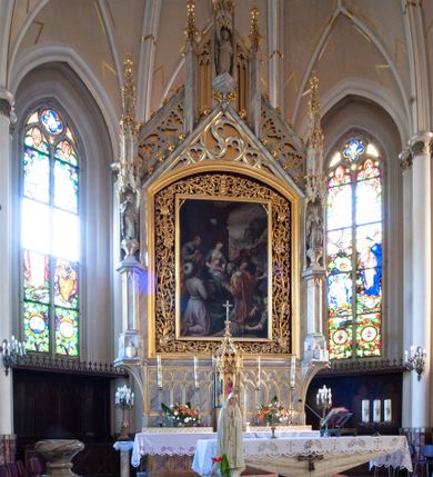 Zdjęcie nr 1: Ołtarz architektoniczny, przyścienny, jednokondygnacyjny, ze zwieńczeniem. Antependium prostokątne, zdobione płycinami z motywami maswrków. Nastawa jednoosiowa, z wydzieloną predellą, w której trzy prostokątne płyciny z dekoracją motywami maswerków, flankowana dwoma nadwieszonymi na konsolach, wielobocznym filarami, na których rzeźby uskrzydlonych aniołów stojących pod baldachimami zwieńczonymi pinaklami. W polu środkowym retabulum nisza prostokątna zamknięta łukiem odcinkowym, ujęta złoconą profilowaną ramą, w której w ażurowym rzeźbionym obramieniu obraz Hołd Trzech Króli. Zwieńczenie ołtarza dwustrefowe, trójkątne, ażurowe, z motywami maswerków, na osi z rodzajem aedikuli flankowanej pinaklami, w której rzeźba świętego Marcina pod baldachimem z pinaklem.