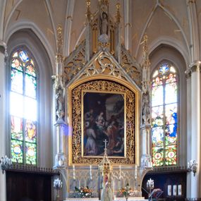 Zdjęcie nr 1: Ołtarz architektoniczny, przyścienny, jednokondygnacyjny, ze zwieńczeniem. Antependium prostokątne, zdobione płycinami z motywami maswrków. Nastawa jednoosiowa, z wydzieloną predellą, w której trzy prostokątne płyciny z dekoracją motywami maswerków, flankowana dwoma nadwieszonymi na konsolach, wielobocznym filarami, na których rzeźby uskrzydlonych aniołów stojących pod baldachimami zwieńczonymi pinaklami. W polu środkowym retabulum nisza prostokątna zamknięta łukiem odcinkowym, ujęta złoconą profilowaną ramą, w której w ażurowym rzeźbionym obramieniu obraz Hołd Trzech Króli. Zwieńczenie ołtarza dwustrefowe, trójkątne, ażurowe, z motywami maswerków, na osi z rodzajem aedikuli flankowanej pinaklami, w której rzeźba świętego Marcina pod baldachimem z pinaklem.