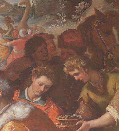 Zdjęcie nr 3: W środku kompozycji Maria w jasnej sukni, z niebieskim płaszczem narzuconym na ramiona i odkrytą głową siedzi, trzymając nagie Dzieciątko na kolanach. Obok niej po lewej stronie stoi św. Józef zwrócony profilem, wsparty na lasce. Na pierwszym planie Trzej Królowie: z lewej Murzyn w turbanie odwrócony tyłem klęczy, podając szkatułkę, pośrodku, zwrócony profilem klęczy brodaty monarcha w aksamitnym złotym płaszczu i podaje Dzieciątku naczynie. Trzeci król w czapce z piórem ukazuje się w prawym dolnym narożniku, pochylony otwiera szkatułę z darami. Na drugim planie po prawej grupa dwóch giermków z naczyniem. W tle po lewej architektura ruin, po prawej daleki „romantyczny” krajobraz. Koloryt soczysty, odpowiadający w tonacji wieczornej porze sceny.