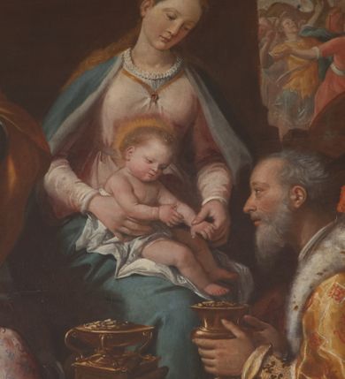 Zdjęcie nr 11: W środku kompozycji Maria w jasnej sukni, z niebieskim płaszczem narzuconym na ramiona i odkrytą głową siedzi, trzymając nagie Dzieciątko na kolanach. Obok niej po lewej stronie stoi św. Józef zwrócony profilem, wsparty na lasce. Na pierwszym planie Trzej Królowie: z lewej Murzyn w turbanie odwrócony tyłem klęczy, podając szkatułkę, pośrodku, zwrócony profilem klęczy brodaty monarcha w aksamitnym złotym płaszczu i podaje Dzieciątku naczynie. Trzeci król w czapce z piórem ukazuje się w prawym dolnym narożniku, pochylony otwiera szkatułę z darami. Na drugim planie po prawej grupa dwóch giermków z naczyniem. W tle po lewej architektura ruin, po prawej daleki „romantyczny” krajobraz. Koloryt soczysty, odpowiadający w tonacji wieczornej porze sceny.