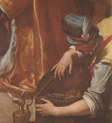 Zdjęcie nr 5: W środku kompozycji Maria w jasnej sukni, z niebieskim płaszczem narzuconym na ramiona i odkrytą głową siedzi, trzymając nagie Dzieciątko na kolanach. Obok niej po lewej stronie stoi św. Józef zwrócony profilem, wsparty na lasce. Na pierwszym planie Trzej Królowie: z lewej Murzyn w turbanie odwrócony tyłem klęczy, podając szkatułkę, pośrodku, zwrócony profilem klęczy brodaty monarcha w aksamitnym złotym płaszczu i podaje Dzieciątku naczynie. Trzeci król w czapce z piórem ukazuje się w prawym dolnym narożniku, pochylony otwiera szkatułę z darami. Na drugim planie po prawej grupa dwóch giermków z naczyniem. W tle po lewej architektura ruin, po prawej daleki „romantyczny” krajobraz. Koloryt soczysty, odpowiadający w tonacji wieczornej porze sceny.