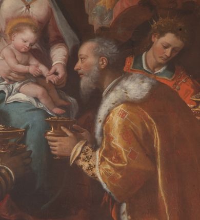 Zdjęcie nr 13: W środku kompozycji Maria w jasnej sukni, z niebieskim płaszczem narzuconym na ramiona i odkrytą głową siedzi, trzymając nagie Dzieciątko na kolanach. Obok niej po lewej stronie stoi św. Józef zwrócony profilem, wsparty na lasce. Na pierwszym planie Trzej Królowie: z lewej Murzyn w turbanie odwrócony tyłem klęczy, podając szkatułkę, pośrodku, zwrócony profilem klęczy brodaty monarcha w aksamitnym złotym płaszczu i podaje Dzieciątku naczynie. Trzeci król w czapce z piórem ukazuje się w prawym dolnym narożniku, pochylony otwiera szkatułę z darami. Na drugim planie po prawej grupa dwóch giermków z naczyniem. W tle po lewej architektura ruin, po prawej daleki „romantyczny” krajobraz. Koloryt soczysty, odpowiadający w tonacji wieczornej porze sceny.