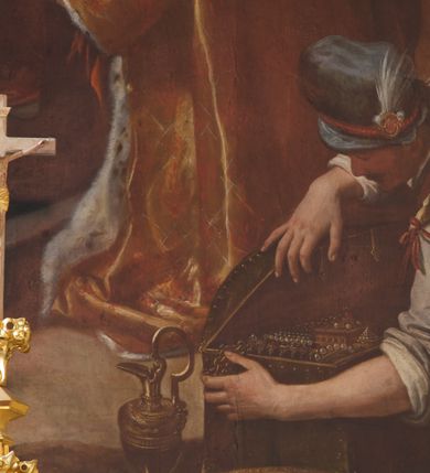 Zdjęcie nr 4: W środku kompozycji Maria w jasnej sukni, z niebieskim płaszczem narzuconym na ramiona i odkrytą głową siedzi, trzymając nagie Dzieciątko na kolanach. Obok niej po lewej stronie stoi św. Józef zwrócony profilem, wsparty na lasce. Na pierwszym planie Trzej Królowie: z lewej Murzyn w turbanie odwrócony tyłem klęczy, podając szkatułkę, pośrodku, zwrócony profilem klęczy brodaty monarcha w aksamitnym złotym płaszczu i podaje Dzieciątku naczynie. Trzeci król w czapce z piórem ukazuje się w prawym dolnym narożniku, pochylony otwiera szkatułę z darami. Na drugim planie po prawej grupa dwóch giermków z naczyniem. W tle po lewej architektura ruin, po prawej daleki „romantyczny” krajobraz. Koloryt soczysty, odpowiadający w tonacji wieczornej porze sceny.