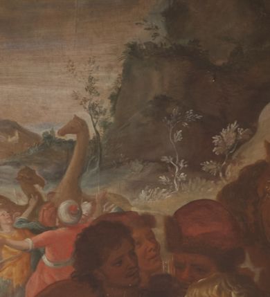 Zdjęcie nr 7: W środku kompozycji Maria w jasnej sukni, z niebieskim płaszczem narzuconym na ramiona i odkrytą głową siedzi, trzymając nagie Dzieciątko na kolanach. Obok niej po lewej stronie stoi św. Józef zwrócony profilem, wsparty na lasce. Na pierwszym planie Trzej Królowie: z lewej Murzyn w turbanie odwrócony tyłem klęczy, podając szkatułkę, pośrodku, zwrócony profilem klęczy brodaty monarcha w aksamitnym złotym płaszczu i podaje Dzieciątku naczynie. Trzeci król w czapce z piórem ukazuje się w prawym dolnym narożniku, pochylony otwiera szkatułę z darami. Na drugim planie po prawej grupa dwóch giermków z naczyniem. W tle po lewej architektura ruin, po prawej daleki „romantyczny” krajobraz. Koloryt soczysty, odpowiadający w tonacji wieczornej porze sceny.