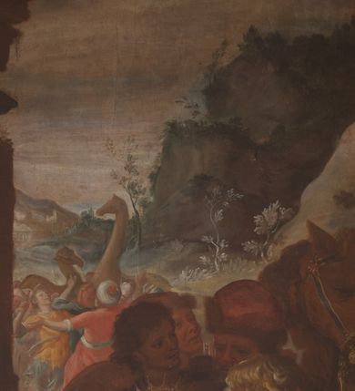 Zdjęcie nr 6: W środku kompozycji Maria w jasnej sukni, z niebieskim płaszczem narzuconym na ramiona i odkrytą głową siedzi, trzymając nagie Dzieciątko na kolanach. Obok niej po lewej stronie stoi św. Józef zwrócony profilem, wsparty na lasce. Na pierwszym planie Trzej Królowie: z lewej Murzyn w turbanie odwrócony tyłem klęczy, podając szkatułkę, pośrodku, zwrócony profilem klęczy brodaty monarcha w aksamitnym złotym płaszczu i podaje Dzieciątku naczynie. Trzeci król w czapce z piórem ukazuje się w prawym dolnym narożniku, pochylony otwiera szkatułę z darami. Na drugim planie po prawej grupa dwóch giermków z naczyniem. W tle po lewej architektura ruin, po prawej daleki „romantyczny” krajobraz. Koloryt soczysty, odpowiadający w tonacji wieczornej porze sceny.