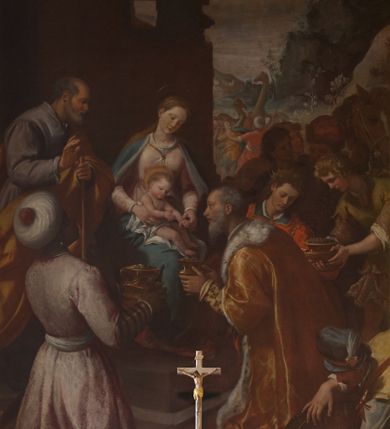 Zdjęcie nr 8: W środku kompozycji Maria w jasnej sukni, z niebieskim płaszczem narzuconym na ramiona i odkrytą głową siedzi, trzymając nagie Dzieciątko na kolanach. Obok niej po lewej stronie stoi św. Józef zwrócony profilem, wsparty na lasce. Na pierwszym planie Trzej Królowie: z lewej Murzyn w turbanie odwrócony tyłem klęczy, podając szkatułkę, pośrodku, zwrócony profilem klęczy brodaty monarcha w aksamitnym złotym płaszczu i podaje Dzieciątku naczynie. Trzeci król w czapce z piórem ukazuje się w prawym dolnym narożniku, pochylony otwiera szkatułę z darami. Na drugim planie po prawej grupa dwóch giermków z naczyniem. W tle po lewej architektura ruin, po prawej daleki „romantyczny” krajobraz. Koloryt soczysty, odpowiadający w tonacji wieczornej porze sceny.