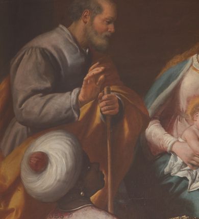 Zdjęcie nr 10: W środku kompozycji Maria w jasnej sukni, z niebieskim płaszczem narzuconym na ramiona i odkrytą głową siedzi, trzymając nagie Dzieciątko na kolanach. Obok niej po lewej stronie stoi św. Józef zwrócony profilem, wsparty na lasce. Na pierwszym planie Trzej Królowie: z lewej Murzyn w turbanie odwrócony tyłem klęczy, podając szkatułkę, pośrodku, zwrócony profilem klęczy brodaty monarcha w aksamitnym złotym płaszczu i podaje Dzieciątku naczynie. Trzeci król w czapce z piórem ukazuje się w prawym dolnym narożniku, pochylony otwiera szkatułę z darami. Na drugim planie po prawej grupa dwóch giermków z naczyniem. W tle po lewej architektura ruin, po prawej daleki „romantyczny” krajobraz. Koloryt soczysty, odpowiadający w tonacji wieczornej porze sceny.