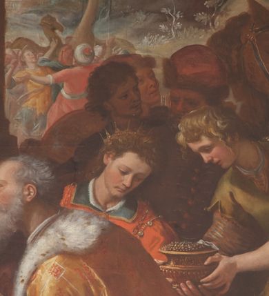 Zdjęcie nr 14: W środku kompozycji Maria w jasnej sukni, z niebieskim płaszczem narzuconym na ramiona i odkrytą głową siedzi, trzymając nagie Dzieciątko na kolanach. Obok niej po lewej stronie stoi św. Józef zwrócony profilem, wsparty na lasce. Na pierwszym planie Trzej Królowie: z lewej Murzyn w turbanie odwrócony tyłem klęczy, podając szkatułkę, pośrodku, zwrócony profilem klęczy brodaty monarcha w aksamitnym złotym płaszczu i podaje Dzieciątku naczynie. Trzeci król w czapce z piórem ukazuje się w prawym dolnym narożniku, pochylony otwiera szkatułę z darami. Na drugim planie po prawej grupa dwóch giermków z naczyniem. W tle po lewej architektura ruin, po prawej daleki „romantyczny” krajobraz. Koloryt soczysty, odpowiadający w tonacji wieczornej porze sceny.