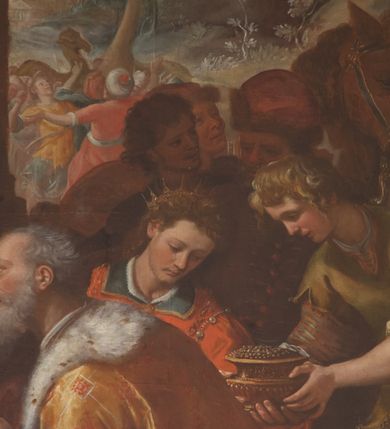 Zdjęcie nr 15: W środku kompozycji Maria w jasnej sukni, z niebieskim płaszczem narzuconym na ramiona i odkrytą głową siedzi, trzymając nagie Dzieciątko na kolanach. Obok niej po lewej stronie stoi św. Józef zwrócony profilem, wsparty na lasce. Na pierwszym planie Trzej Królowie: z lewej Murzyn w turbanie odwrócony tyłem klęczy, podając szkatułkę, pośrodku, zwrócony profilem klęczy brodaty monarcha w aksamitnym złotym płaszczu i podaje Dzieciątku naczynie. Trzeci król w czapce z piórem ukazuje się w prawym dolnym narożniku, pochylony otwiera szkatułę z darami. Na drugim planie po prawej grupa dwóch giermków z naczyniem. W tle po lewej architektura ruin, po prawej daleki „romantyczny” krajobraz. Koloryt soczysty, odpowiadający w tonacji wieczornej porze sceny.