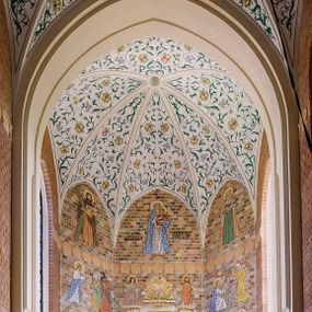 Zdjęcie nr 1: Polichromia, kładziona bezpośrednio na cegłę, pokrywa ściany oraz sklepienie świątyni – na ścianach namalowano sceny figuralne, na sklepieniu dekorację floralną.  Poszczególne sceny na ścianach są ujęte w cienkie białe ramy. Przedstawienia są schematyczne, linearne i obwiedzione konturem. 
Na ścianach prezbiterium od strony północnej przedstawienie Ostatniej Wieczerzy. Chrystus w centrum siedzi na tronie, prawa dłoń uniesiona w geście błogosławieństwa, lewa spoczywa na stole, przed nim kielich i chleb, wokół głowy nimb. Obok Chrystusa symetrycznie rozmieszczeni apostołowie tworzący cztery grupy złożone z trzech apostołów każda. Po przeciwnej stronie scena Zesłania Ducha Świętego. W centrum klęcząca frontalnie Matka Boska, w nimbie wokół głowy, nad nią gołębica Ducha Świętego w glorii. Postać Matki Boskiej i otaczający apostołowie z językami ognia. Powyżej obu przedstawień prostokątne zakończone ostrołukowo płyciny wypełnione w górnej części linearnymi przedstawieniami świętych na białym tle. Na północnej ścianie prezbiterium św. Stanisław Kostka ukazany całopostaciowo, zwrócony w lewą stronę, w habicie przewiązanym sznurem w pasie i w płaszczu. W lewej dłoni trzyma krucyfiks, a w prawej lilię; wokół głowy nimb. U dołu napis: „ŚW. STANISŁAW KOSTKA” . Po przeciwnej stronie bł. Maria Goretti. Postać jest zwrócona w prawą stronę, ubrana w sukienkę i chustę na ramionach, dłonie złożone na piersi, w prawej trzyma palmę męczeństwa. U dołu napis „bł. Maria G[?]oretti” 
Apsyda: 
W najniższym pasie od lewej strony scena Zmartwychwstania. W centrum Chrystus wychodzący z grobu,  ukazany frontalnie, ubrany w czerwony płaszcz, spięty pod szyją, prawa dłoń uniesiona w geście błogosławieństwa, w lewej chorągiew paschalna. Po prawej stronie ukazany siedzący na kamieniu grobowym anioł zwrócony w stroną Chrystusa. Po lewej stojące trzy niewiasty, w dłoniach trzymające naczynia. Wokół głów Chrystusa i anioła nimby. 
Scena przedstawiająca Wieczerzę w Emaus ukazuje trzy postacie siedzące przy stole. Chrystus po lewej stronie, profilem, z prawą dłonią uniesioną w geście błogosławieństwa, w lewej trzymający kulę. Po prawej stronie przedstawieni apostołowie z uniesionymi rękami. Na stole kielich z winem i bochenek chleba. Wszystkie postaci siedzą na krzesłach z wysokimi zapleckami. 
W scenie przedstawiającej wizytę Zbawiciela u Marii i Marty, Chrystus ukazany z prawej strony, z profilu, siedzi na krześle z wysokim zapieckiem, zwrócony w stronę Marii. Prawa dłoń uniesiona w geście oratorskim, lewa spoczywa na kolanie. Maria klęcząca przed Jezusem jest ukazana z profilu. Na drugim planie fragment stołu, na którym stoi biały wazon i bochenek chleba. Z lewej strony postać Marty ukazana frontalnie, z głową skierowaną w stronę Chrystusa, z dłońmi trzymającymi misę. 
W scenie przedstawiającej Złożenie do grobu, w centrum znajduje się Maria trzymająca na kolanach ciało syna, podtrzymywane dodatkowo przez dwie kobiety. Wokół grupy trzy postacie adorujących kobiet. 
 W wyższym rzędzie od lewej strony scena przedstawiająca Wskrzeszenia Łazarza. Z prawej strony stojący Łazarz w śmiertelnym zawoju, po jego lewej stronie Chrystus ukazany niemal profilem, z uniesionymi dłońmi. Za Chrystusem cztery postaci, trzy kobiety i mężczyzna, jedna z kobiet klęczy. 
W kolejnej scenie wyobrażono Jezusa zwróconego w lewo, w stronę św. Piotra, z lewą dłonią wzniesioną do góry i z prawą trzymającą dwa klucze, które przekazuje Piotrowi. Przed nim klęczący, ukazany z profilu św. Piotr, odbierający klucze lewą dłonią. Na drugim planie, za postacią Piotra, stoi dwóch mężczyzn. 
W scenie przedstawiającej przypowieść o talentach, ukazane są cztery kobiety. Z prawej strony kobieta zwrócona w prawą stronę, prawa ręka uniesiona, w dłoni moneta. Z lewej strony, grupa trzech poruszonych kobiet. 
Scena ukazująca Umywanie nóg Chrystusowi przez Marię Magdalenę przedstawia siedzącego Chrystusa zwróconego w prawo, w kierunku klęczącej Marii Magdaleny. Kobieta wyciera jego stopy włosami, obok pojemnik na oleje. Na drugim planie suto zastawiony stół biesiadny, przy nim siedzą trzy postacie umieszczone symetrycznie, w centrum mężczyzna, po jego bokach kobiety. Z lewej strony, stojąca kobieta z misą. 
W trzecim rzędzie od lewej scena przedstawiająca rozmnożenie chleba i ryb. Z prawej strony siedzący Chrystus, ukazany z profilu, zwrócony w prawą stronę. Z dłońmi uniesionymi nad koszem, pełnym ułomków chleba. Przed nim dziecko w prawej dłoni trzymające kosz, w lewej dwie ryby. Za dzieckiem przedstawiono dwóch stojących mężczyzn zwróconych w stronę Chrystusa. 
Kolejna scena przedstawia uzdrowienie chorego. Z prawej strony stojący Chrystus, ukazany z profilu z uniesionymi dłońmi. Z lewej strony grupa trzech osób – kobieta podtrzymywana przez dwóch mężczyzn. 
W następnym rzędzie od lewej scena przedstawiająca Chrystusa z dwoma mężczyznami. Jezus po lewej stronie, ukazany z profilu, zwrócony w lewą stronę, prawa dłoń uniesiona w geście oratorskim. Z prawej strony dwóch kroczących mężczyzn.
następna scena z Barankiem Apokaliptycznym.  W centrum ustawiony jest ołtarz, na którym stoi kielich, nad nim na księdze z siedmioma pieczęciami spoczywa baranek w glorii. Z lewej strony św. Jan Ewangelista, zwrócony w stronę baranka, w lewej dłoni otwarta księga, w prawej pióro. Z prawej strony ustawiony frontalnie św. Jan Chrzciciel, w lewej dłoni trzyma krzyż na długim drzewcu, wokół głów nimby. 
Kolejna scena przedstawia Chrystusa z Samarytanką. Po lewej stronie Jezus siedzący przy studni, ukazany z profilu, zwrócony w lewą stronę, lewa ręka uniesiona, prawa spoczywa na kolanie. Z prawej strony Samarytanka zwrócona w stronę Chrystusa, czerpiąca wodę ze studni. 
W zwieńczeniu prezbiterium od lewej strony św. Andrzej ukazany całopostaciowo, frontalnie, w pomarańczowej tunice, brązowym płaszczu, w lewej ręce ma zamkniętą księgę i pióro gęsie, w prawej podtrzymuje krzyż, wokół głowy nimb. 
W środkowej scenie znajduje się Matka Boska z Dzieciątkiem ukazana całopostaciowo, frontalnie. Maria w białej sukni, niebieskim płaszczu i czerwonych trzewiczkach, na lewym ramieniu trzyma Dzieciątko Jezus ubrane w czerwoną tunikę, prawą dłoń unosi w geście błogosławieństwa, w lewej trzyma jabłko królewskie. Wokół głów nimby.  Po bokach napisy „AVE / MARIA / GRATIA / PLENA”.  
Z prawej strony św. Maria Magdalena ukazana całopostaciowo, frontalnie, w zielonej sukni, pomarańczowym płaszczu, białym welonie na głowie, w prawej dłoni trzyma otwartą księgę, na niej trupia czaszka, na której spoczywa lewa dłoń. Wokół głowy nimb. 
Na ścianie przy łuku tęczowym po stronie północnej przedstawiono  biskupów  św. Stanisława i  św. Wojciecha. Ukazani frontalnie, całopostaciowo, obaj w pełnym stroju biskupim, w lewych dłoniach pastorały, wokół głów nimby. Święty Stanisław z paliuszem na ramionach, prawa dłoń w geście błogosławieństwa, św. Wojciech w rękawiczkach, w prawej dłoni zamknięta księga. U dołu tarcze herbowe, nad nimi napisy „ŚWIETY STANISŁAW BISKUP / ŚWIETY WOJCIECH BISKUP”. 
Na sklepieniach w nawie głównej, prezbiterium i absydzie w polach wydzielanych czerwonym konturem, dekoracja w formie bujniej wici roślino-kwiatowej. W nawie główniej rzadsza. Łuk tęczowy z barwionymi kształtkami – czerwień, pomarańcz, zieleń, granat. Sklepienia naw bocznych – w polach wydzielanych czerwonym konturem, dekoracja w formie symetrycznych dekoracyjnych wstążek, żółto-niebieskich. Sklepienia empor błękitne. 
Ściana chóru – balustrada, w przyłączach wić akantowa, tło groszkowane, na balustradzie przedstawienia dam i królów, na osi godło Polski wyżej napis „966”, postacie ukazane w popiersiu, oddzielone kwiatonami, tło cętkowane. Ściana chórowa z symetrycznym przedstawianiem aniołów w locie, w długich rozwianych szatach, przy pasach falujące wstążki. Anioł po lewej dmący w trąbkę, po prawej oburącz trzyma skrzypce.
