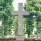 Zdjęcie nr 1: Nagrobek wolnostojący w kształcie krzyża ustawionego na dwustrefowym, wysokim cokole. Na przednim boku cokołu wyryto napis zaczynający się od słów: 
„Ś(WIĘTEJ) P(AMIĘCI) / TEKLI WĘŻYK / PRZEŁOŻONEJ SIÓSTR MIŁOSIERDZIA / I FUNDATORCE DOMU W TENCZYNKU / JUBILATCE / UR(ODZONEJ) 27 STYCZNIA 1830 W KRAKOWIE / ZM(ARŁEJ) 23 STYCZNIA 1911 W TENCZYNKU / POCHOWANEJ W KRAKOWIE / STAWIAJĄ TEN KRZYŻ WDZIĘCZNE / I KOCHAJĄCE SERCA Z PROŚBĄ […]”
Poniżej „DOBRY JEZU A NASZ PANIE / DAJ JEJ WIECZNE SPOCZYWANIE”