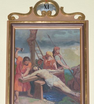 Zdjęcie nr 11: Cykl 14 obrazów w formie stojącego prostokąta w drewnianych, profilowanych i częściowo złoconych ramach. Od góry ujęte wolutami, zwieńczonymi kartuszami mieszczącymi rzymskie numery stacji z krzyżem. Kompozycje zamknięte, kadrowane w kilkupostaciowe sceny z tłem wypełnionym błękitnym lub szarym niebem. Postacie malowane intensywnymi, kontrastowymi plamami barwnymi; twarze o delikatnie zaznaczonych rysach, typizowane, ubrane w obszerne szaty, stylizowane na wschodnie, miękko kształtowane silnym światłocieniem. Chrystus ubrany jest w czerwoną suknię o szerokich rękawach oraz brązową koronę cierniową. Postacie oprawców o muskularnych ciałach, ukazanych w śmiałych skrótach perspektywicznych. Fizjonomie postaci drugoplanowych oddane sumarycznie.