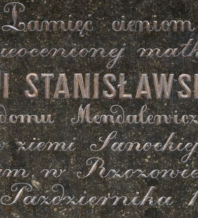 Zdjęcie nr 1: Epitafium w kształcie leżącego prostokąta, obwiedziona złoconym profilem o wyciętych narożach wypełnionych rozetami. W polu inskrypcja: "Pamięci cieniom / nieocenionej matki / ZOFII STANISŁAWSKIEJ / z domu Mendalewiczów / ur(odzonej) w ziemi Sanockiej 1789. / um(arłej) w Rzozowie / 12. Października 1837."