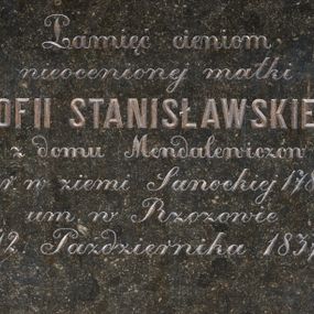 Zdjęcie nr 1: Epitafium w kształcie leżącego prostokąta, obwiedziona złoconym profilem o wyciętych narożach wypełnionych rozetami. W polu inskrypcja: "Pamięci cieniom / nieocenionej matki / ZOFII STANISŁAWSKIEJ / z domu Mendalewiczów / ur(odzonej) w ziemi Sanockiej 1789. / um(arłej) w Rzozowie / 12. Października 1837."